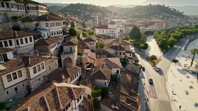 Berat, Albanie : Visite en drone de la ville aux mille fenêtres