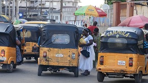Nigeria : des femmes deviennent conductrices de Tuk-Tuk électriques