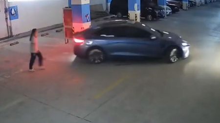 Une mère veut emmener sa fille à l'école mais oublie quelque chose