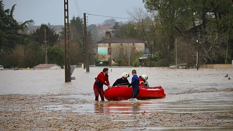 Inondations dans l'ouest de la France: deux morts, 81 départements en alerte