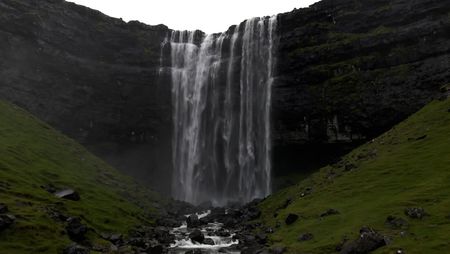 La beauté des chutes d'eau depuis un drone, partie 9
