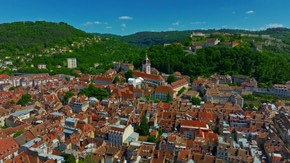 Besançon, France : Un survol du Doubs en drone à couper le souffle
