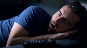 Comment Dormir Avec La TV Allumée Peut Affecter Votre Santé