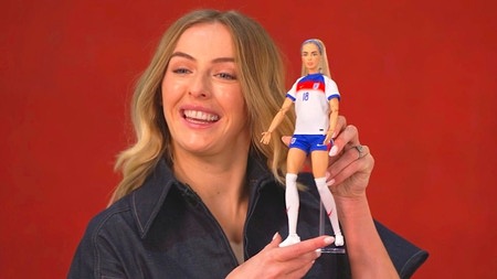 La footballeuse anglaise Chloe Kelly reçoit une poupée Barbie à son effigie