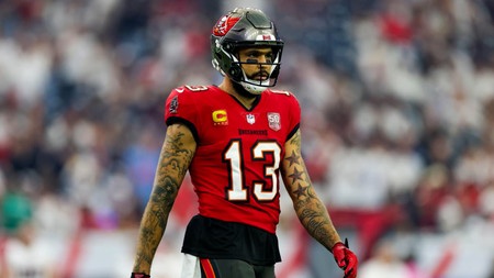 Buccaneers' Evans To Return For 13th NFL Season In 2026...