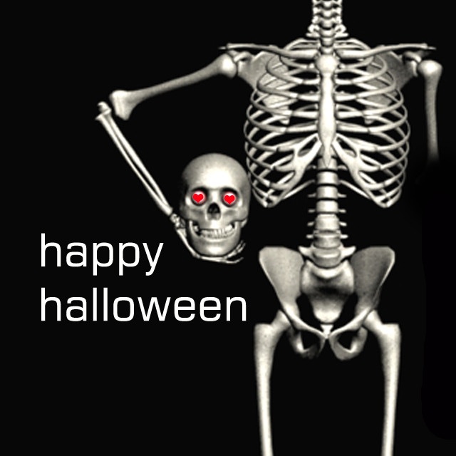 Esqueleto a segurar a cabeça na mão - Feliz Halloween