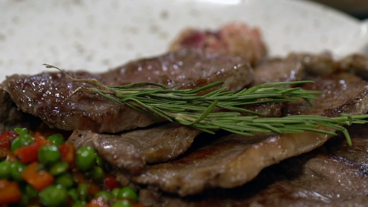 Rôti de viande avec purée de pomme de terre et herbes