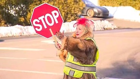 Une octogénaire du New Jersey dirige la circulation avec style