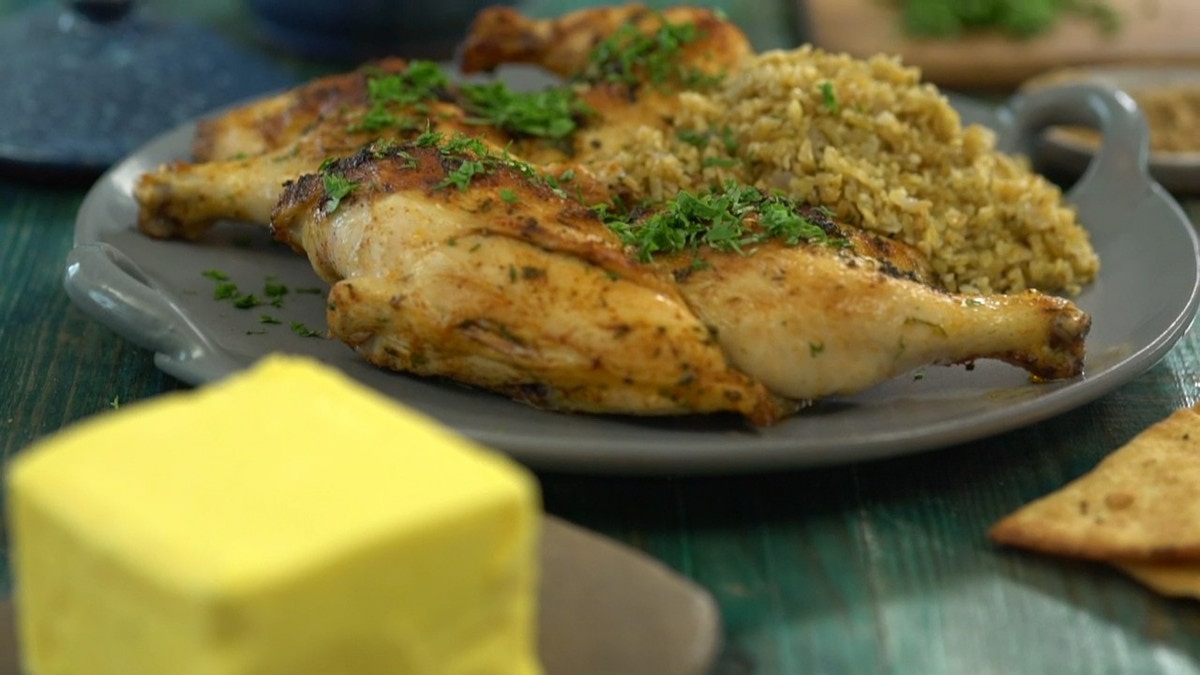 Gruau au poulet grillé et soupe Molokhia