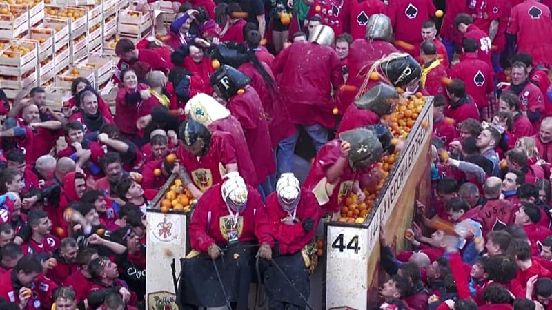 Italie: à Ivrea, la Bataille des Oranges fait vibrer le carnaval