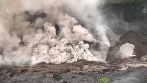 Des coulées volcaniques provoquent des projections de cendres en Indonésie