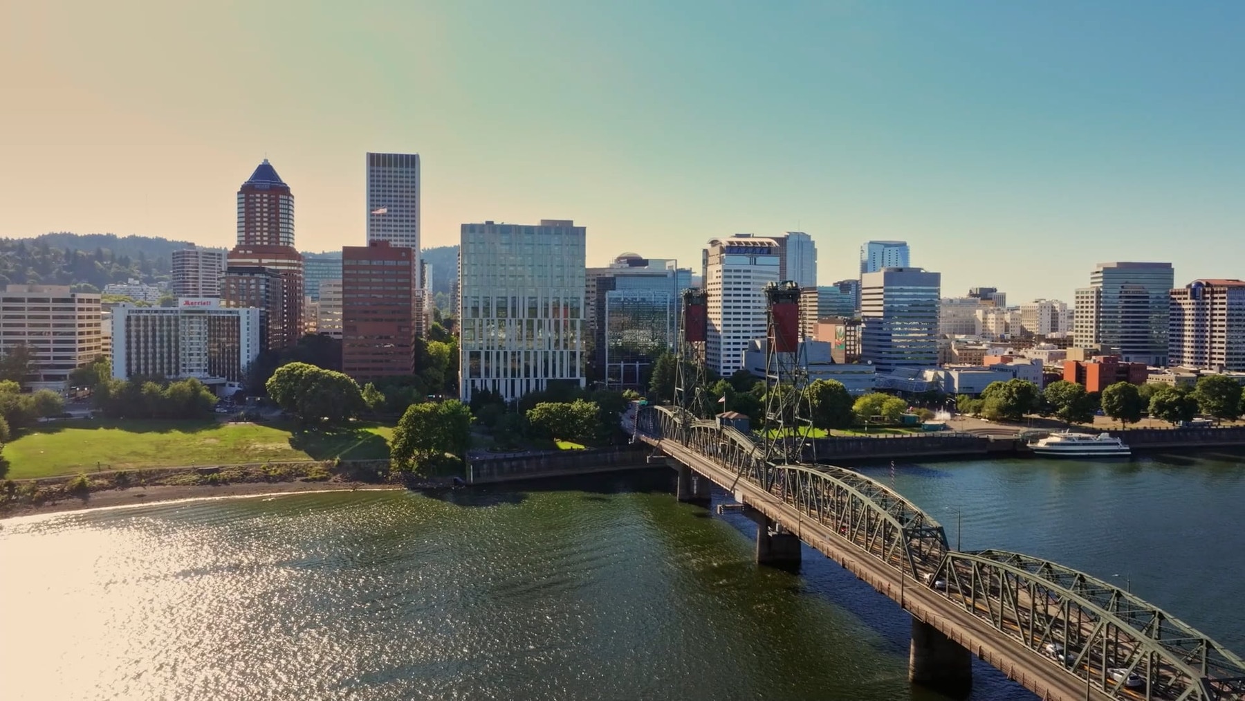 Portland, Oregon : Vues aériennes par drone de la rivière Willamette au mont Hood