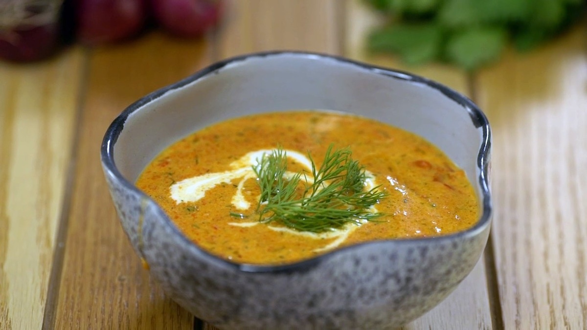 Soupe de poivrons rouges grillés à l'aneth