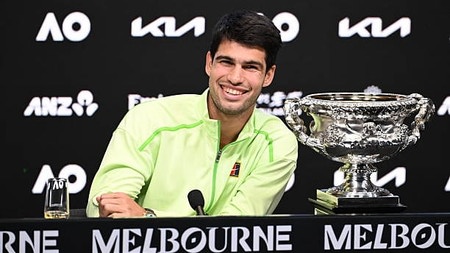 À 22 Ans, Alcaraz Conquiert L'Open D'Australie Et Marque L'Histoire