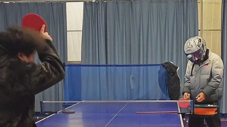 Il joue au ping-pong… avec un casque de moto