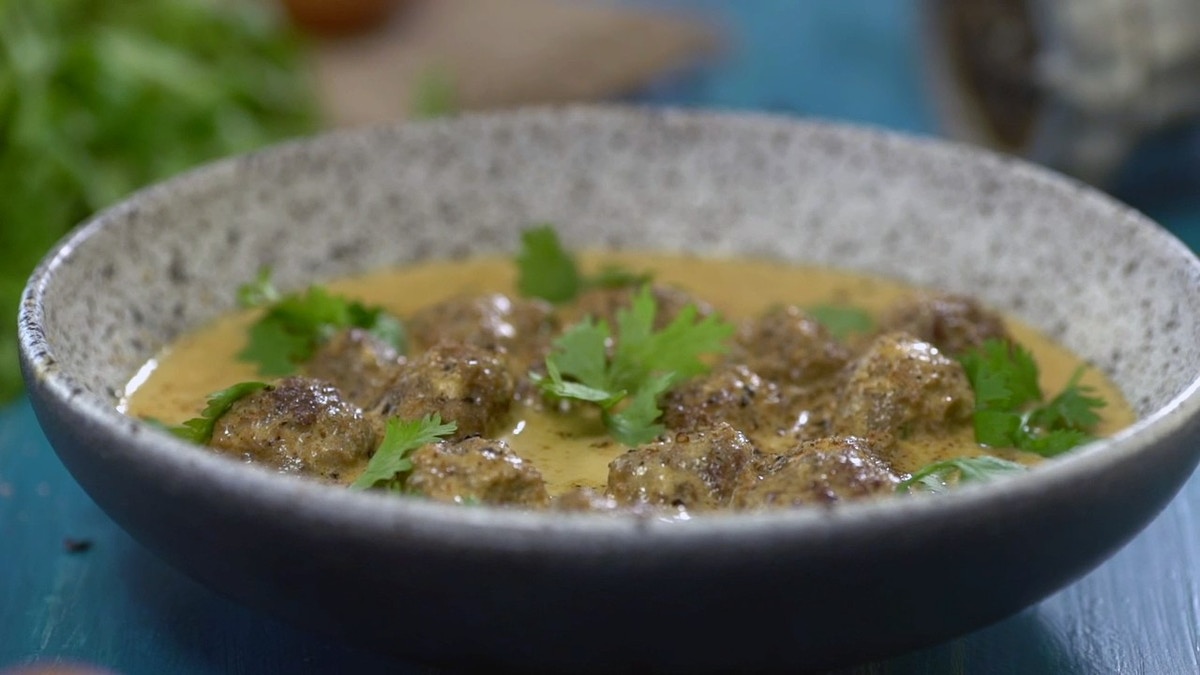 Boulettes de viande avec sauce et herbes