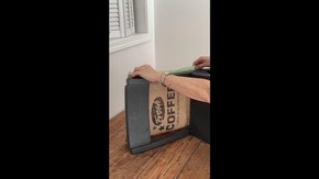 Coller une chaise au mur... GÉNIAL