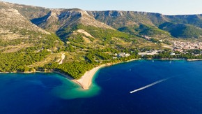 Bol, Croatie : un drone explore la splendeur de la plage de Zlatni Rat
