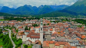 Belluno, Italie : Un drone explore la ville des Dolomites