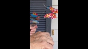 Découpez de la mousse florale achetée dans un magasin à un dollar pour une idée de décoration de porche ÉPOUSTOUFLANTE