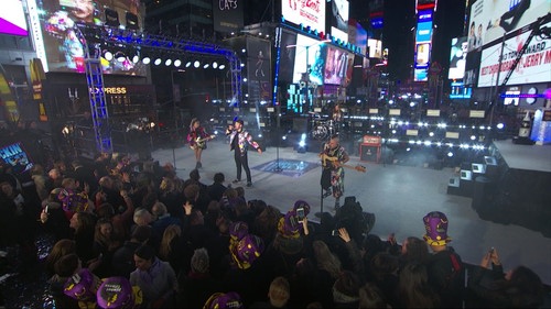 Body Moves/Cake By The Ocean (Live From Dick Clark's New Year's Rockin Eve 2017)