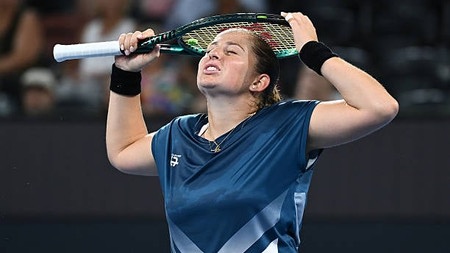 Une Joueuse Frappe Son Adversaire Au Visage Avec Une Balle Lors De L'Open D'Australie