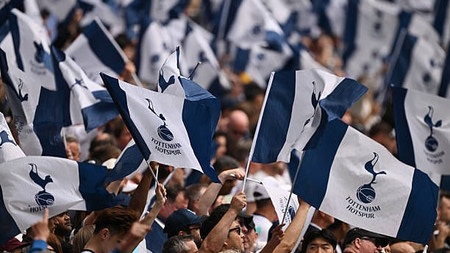 3 Supporters De Tottenham Bannis À Vie Après Des Saluts Nazis En Ligue Des Champions