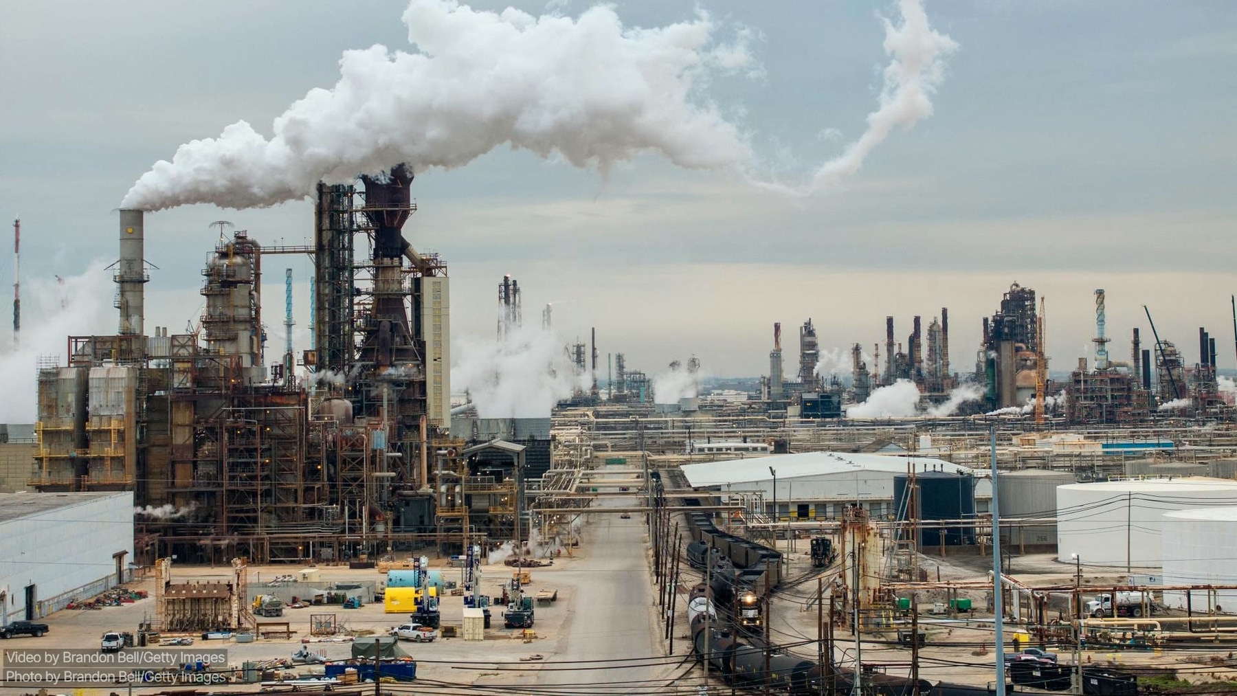 Les Prix Mondiaux Du Pétrole S'envolent Face À L'Escalade Des Tensions Au Moyen-Orient