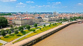 Bordeaux, France : vol de drone le long de la Garonne